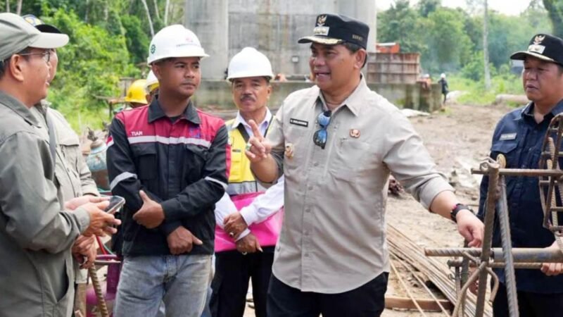 Di Sela Rangkaian Agenda Safari Jumat, Bupati Barito Utara Tinjau Dua Jembatan di Montallat