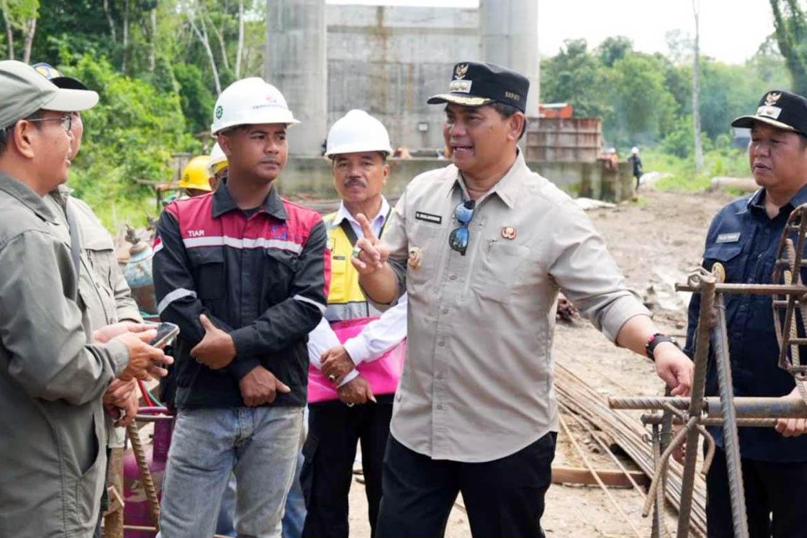 Di Sela Rangkaian Agenda Safari Jumat, Bupati Barito Utara Tinjau Dua Jembatan di Montallat