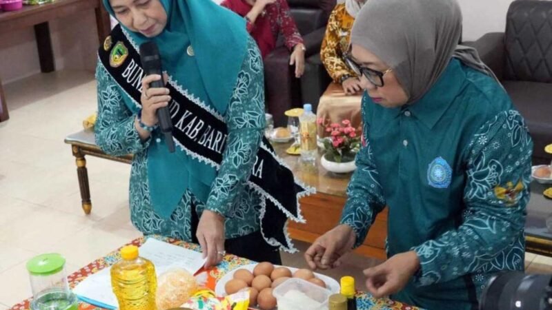 Ketua TP-PKK Barito Utara Berikan Contoh Pengolahan Menu Makanan Sehat yang Mudah Dibuat