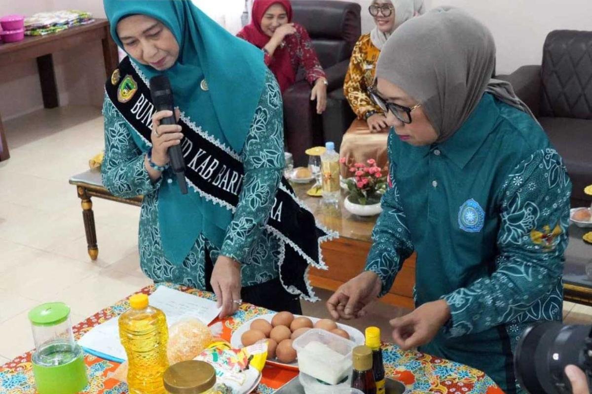 Ketua TP-PKK Barito Utara Berikan Contoh Pengolahan Menu Makanan Sehat yang Mudah Dibuat