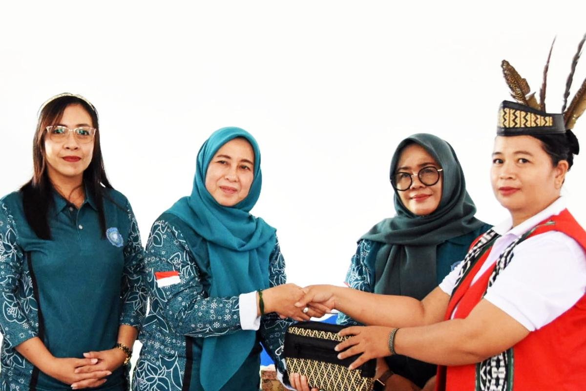 Kunjungi Pengrajin di Desa Tambaba, Ketua TP PKK Barito Utara Dorong Pelestarian Anyaman Rotan