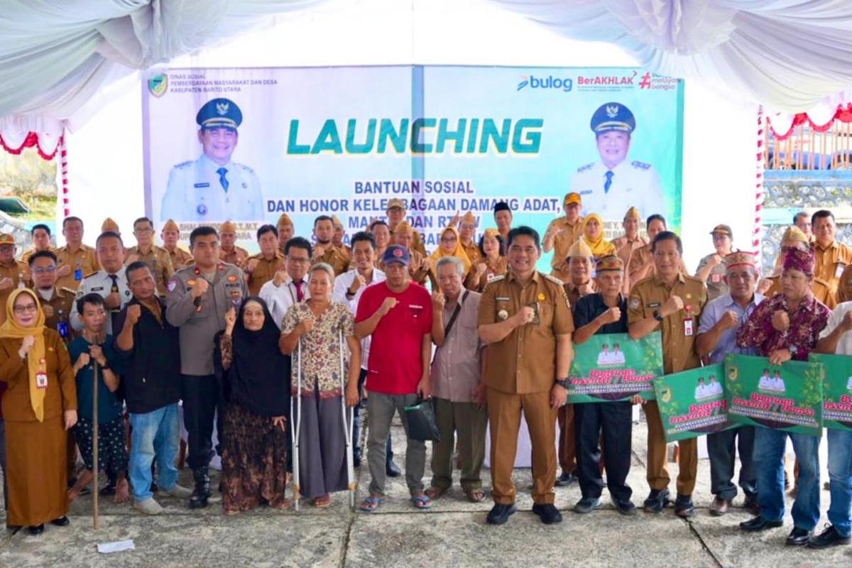 Pemkab Barut Salurkan Bansos Permakanan dan Honorarium Kelembagaan Damang Adat, Mantir Adat, serta RT/RW