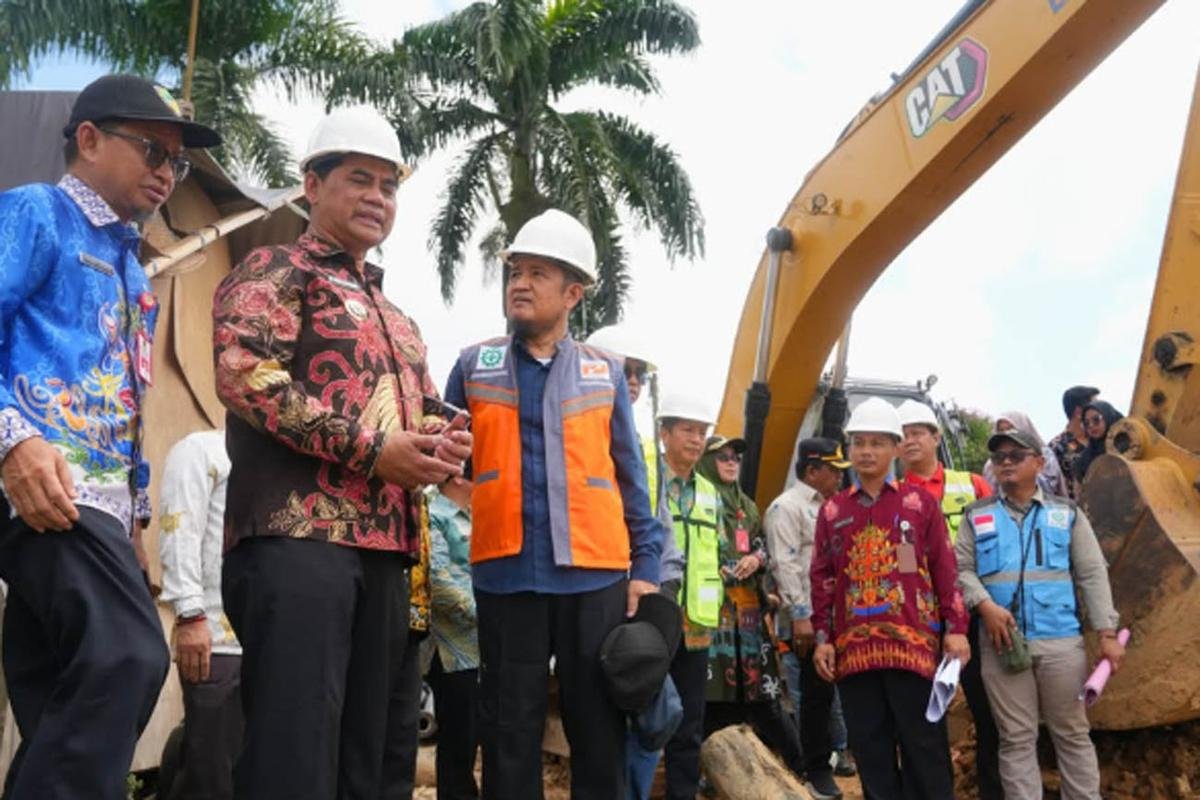 Pastikan Mutu, Bupati Barito Utara Tinjau Pekerjaan Perkuatan Tebing Sungai Barito di Dua Lokasi