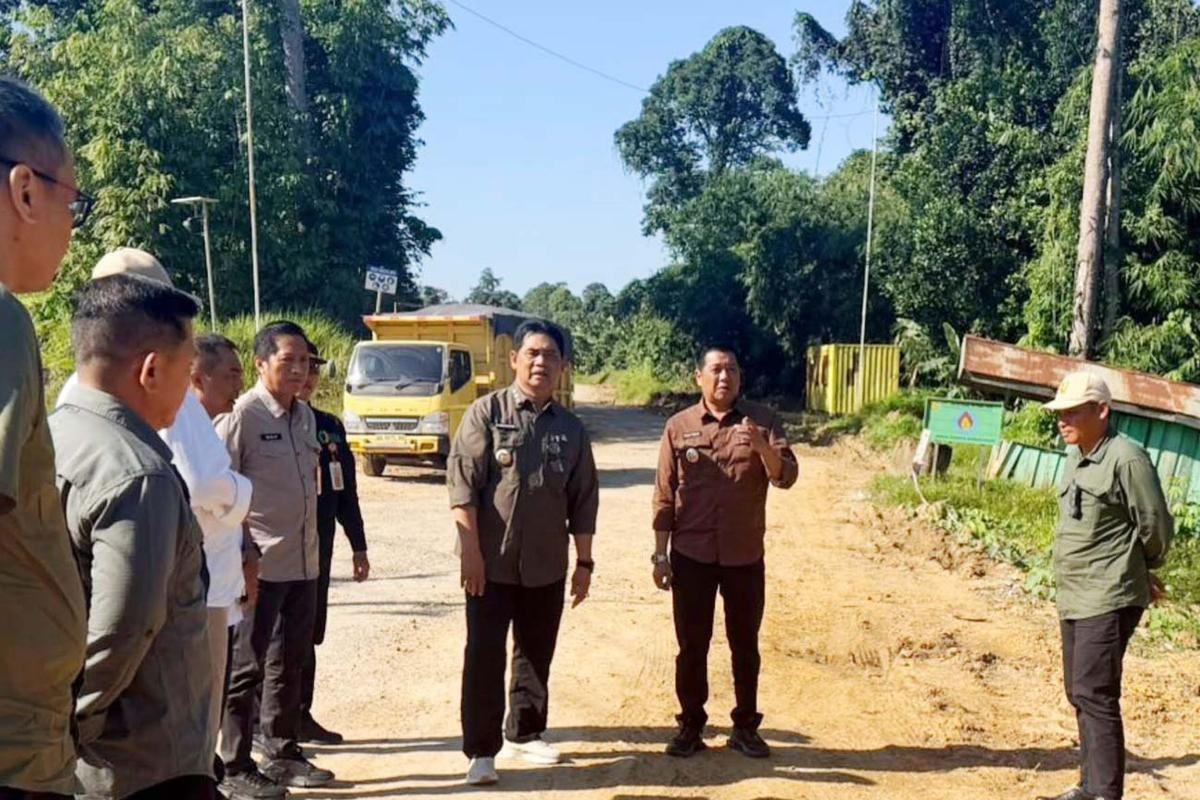 Bupati Barito Utara Safari Jumat dan Tinjau Akses Jalan Gunung Purei-Teweh Timur