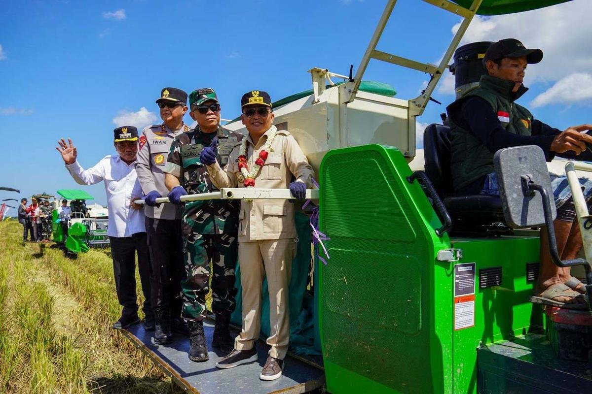 Gubernur  Tegaskan Panen Raya di Kapuas Bukti Nyata Kontribusi Kalteng Dukung Implementasi Asta Cita Presiden