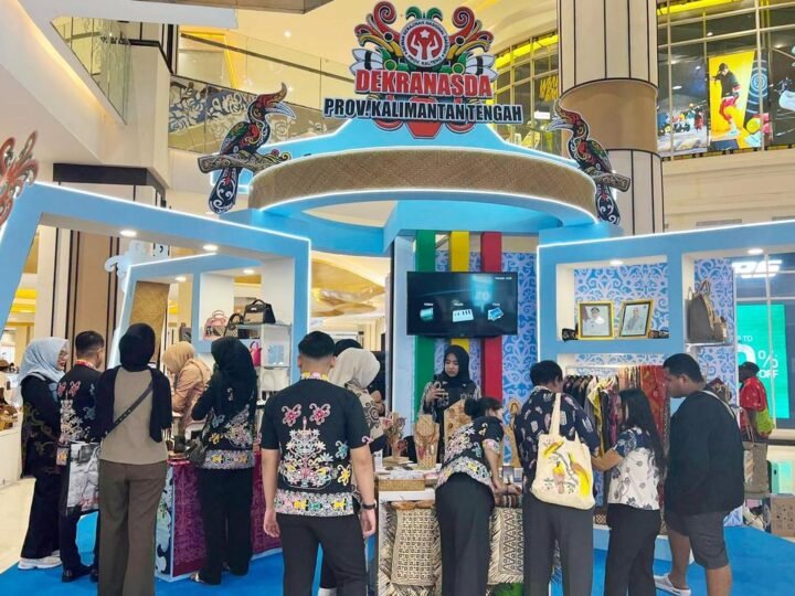 Ketua Dekranasda Bersama Rombongan Tinjau Stand Dekranasda Kalteng pada HUT ke-46 Dekranas di Makassar