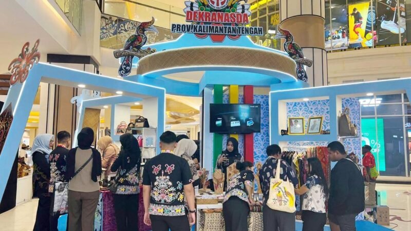 Ketua Dekranasda Bersama Rombongan Tinjau Stand Dekranasda Kalteng pada HUT ke-46 Dekranas di Makassar