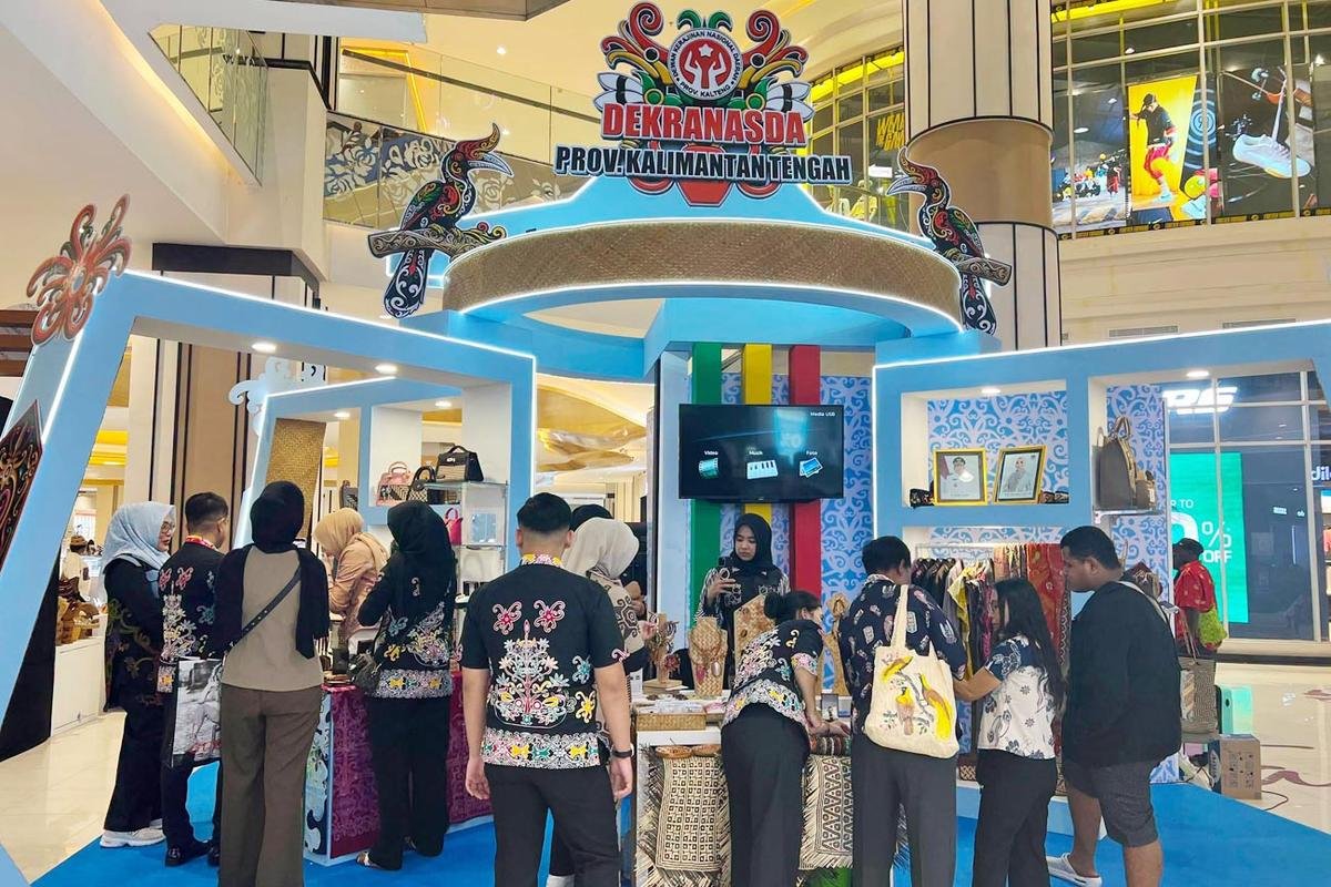 Ketua Dekranasda Bersama Rombongan Tinjau Stand Dekranasda Kalteng pada HUT ke-46 Dekranas di Makassar