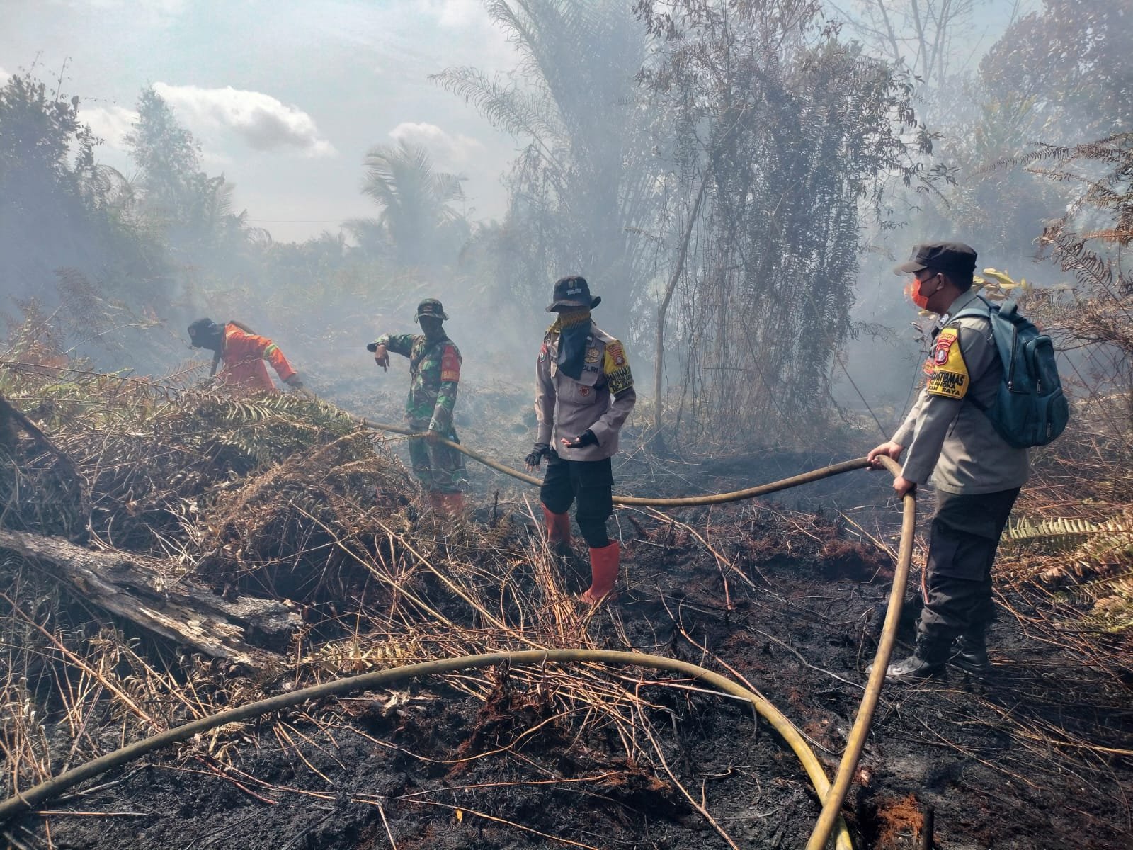 Cek Titik Hotspot, Polsek Pahandut Bersama Tim Gabungan Lakukan Pemadaman Karhutla