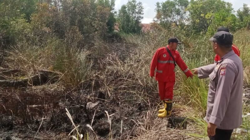 Respon Cepat Hotspot, Polsek Sabangau Bersama Tim Gabungan Padamkan Kebakaran Lahan di Sabaru