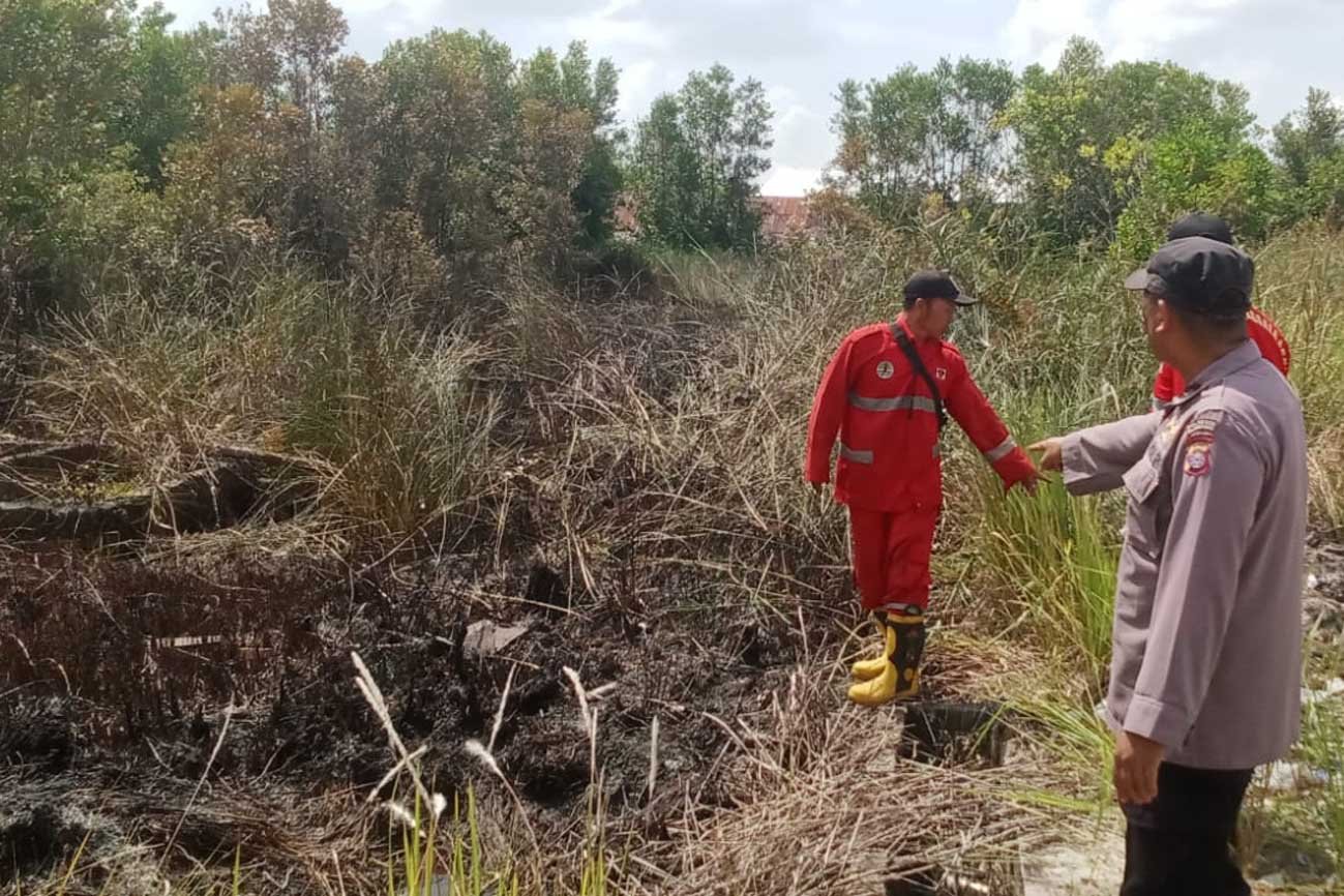 Respon Cepat Hotspot, Polsek Sabangau Bersama Tim Gabungan Padamkan Kebakaran Lahan di Sabaru