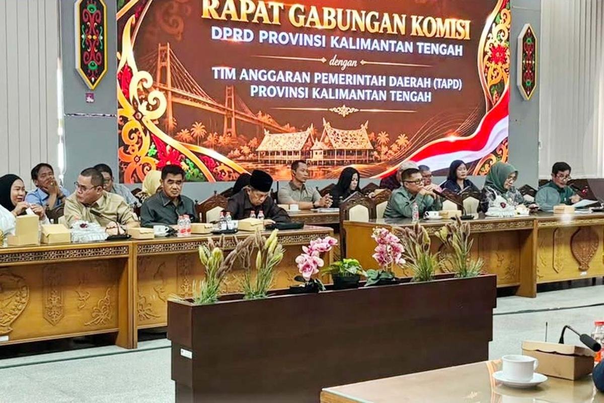 Rapat Gabungan Komisi DPRD dan TAPD Kalteng Bahas Raperda Pertanggungjawaban APBD 2025