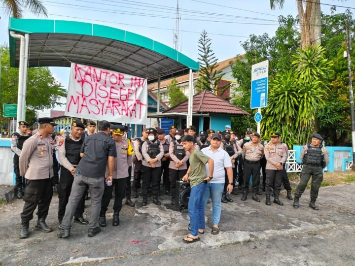 Polresta Palangka Raya Pam Aksi Damai Lanjutan Aliansi Gerakan Palangka Raya Gelap Di Kantor PLN