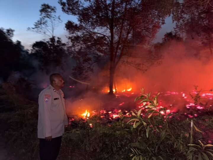 Respon Hotspot, Polsek Sabangau Bersama MPA Lakukan Pemadaman di Kalampangan