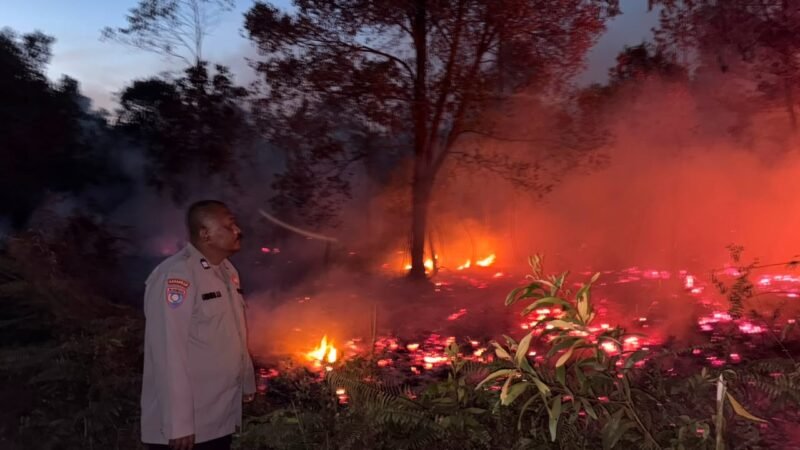 Respon Hotspot, Polsek Sabangau Bersama MPA Lakukan Pemadaman di Kalampangan