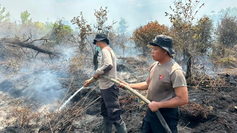 Tangani Karhutla di Jalan Damang Gustaf Erang, Satgas Aman Nusa Polresta Palangka Raya Lakukan Pemadaman Intensif
