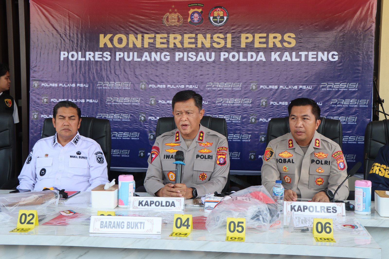 Konferensi Pers Kapolda Kalteng Ungkap 2 Pelaku Karhutla di Pulang Pisau, Bakar 12 Titik Lahan dan Ancam Saksi dengan Senapan Angin