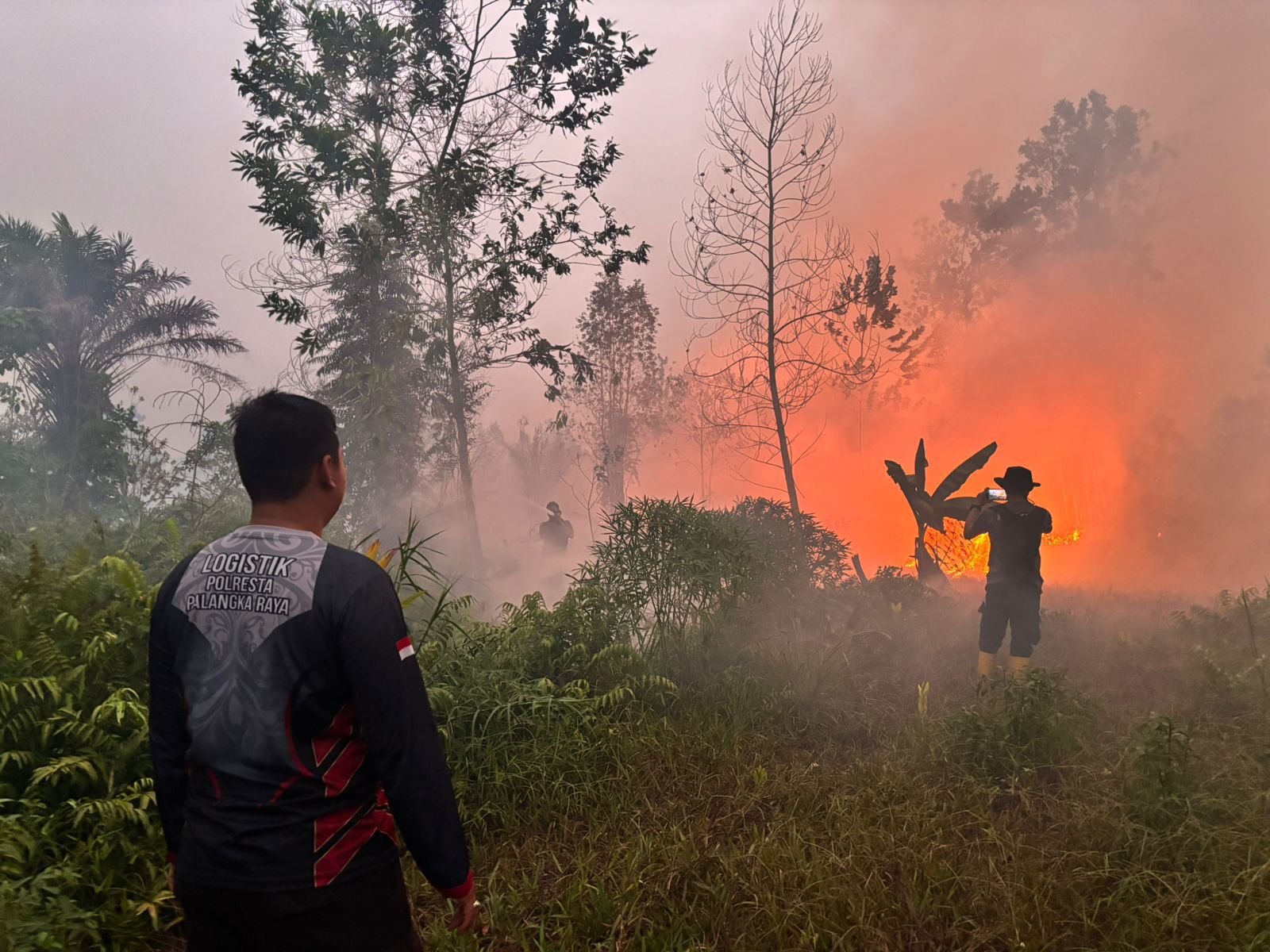 Cegah Karhutla Dekati Permukiman, Regu 3 Posko Jekan Raya Padamkan Api di Bukit Tunggal