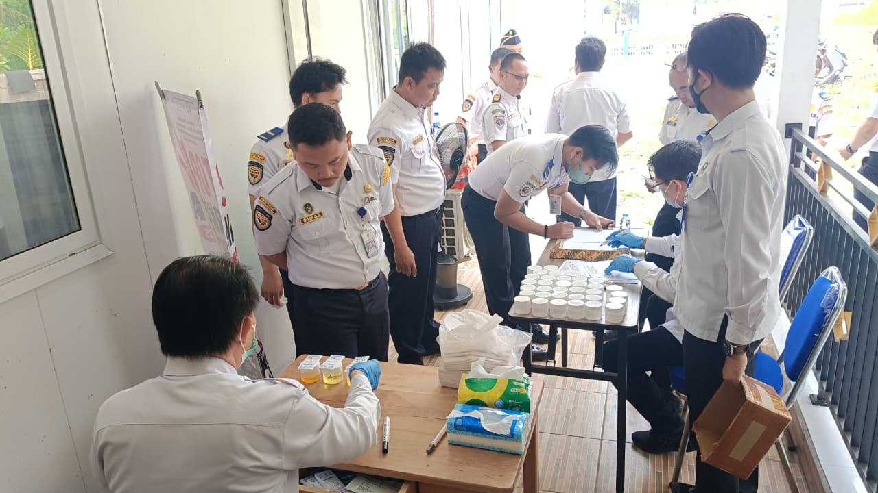 BNN Provinsi Kalimantan Tengah Gelar Tes Urine bagi Pegawai KSOP Kelas III Rangga Ilung Palangka Raya, Seluruhnya Dinyatakan Negatif Narkotika