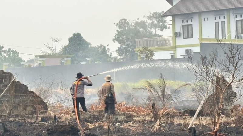 Satgas Polresta Palangka Raya Lakukan Pemadaman dan Penyekatan Karhutla Seluas 2 Ha di Menteng XII
