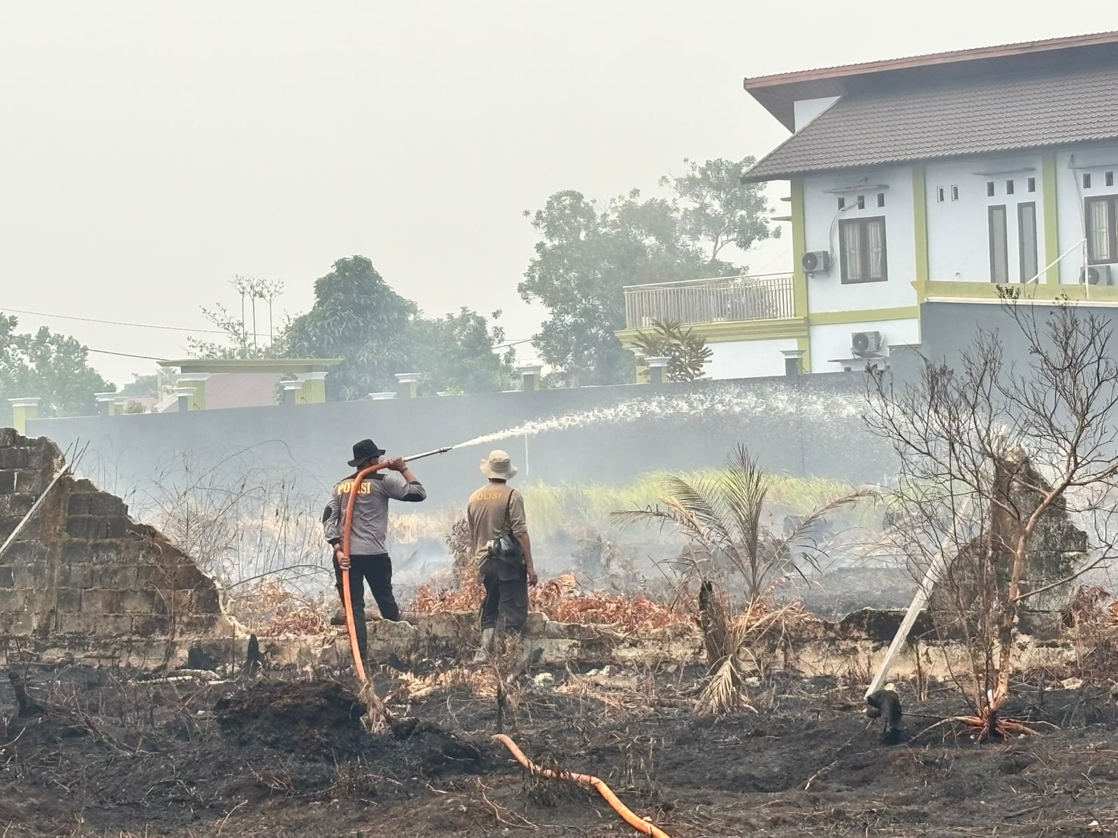 Satgas Polresta Palangka Raya Lakukan Pemadaman dan Penyekatan Karhutla Seluas 2 Ha di Menteng XII