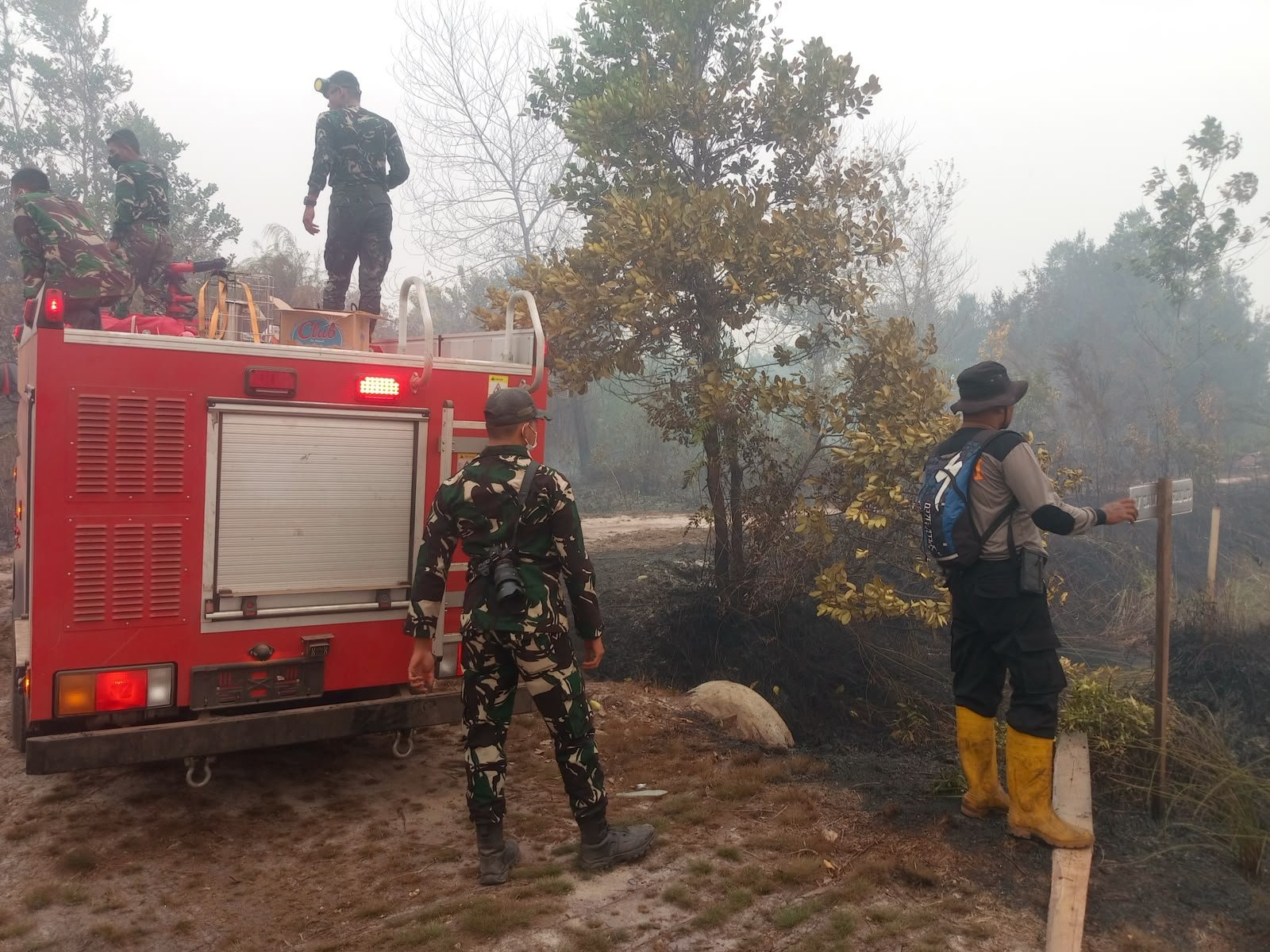 Cek Hotspot, Polsek Pahandut Bersama Relawan Padamkan Karhutla di Panarung