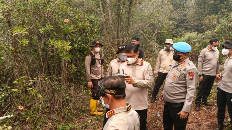 Tim Regu 7 Polresta Palangka Raya Padamkan Karhutla di Hutan Lindung Marang