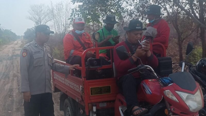 Cek Karhutla di Jalan Semar, Polsek Sabangau Bersama MPA Lakukan Pemadaman