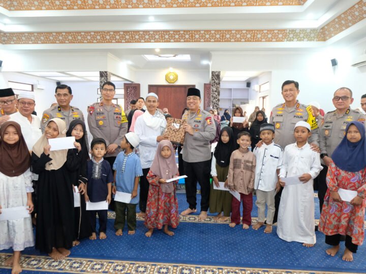 Singgah di Masjid Natabel Jannah, Wakapolri Komjen Dedi Prasetyo Berbagi Santunan dan Jumat Berkah