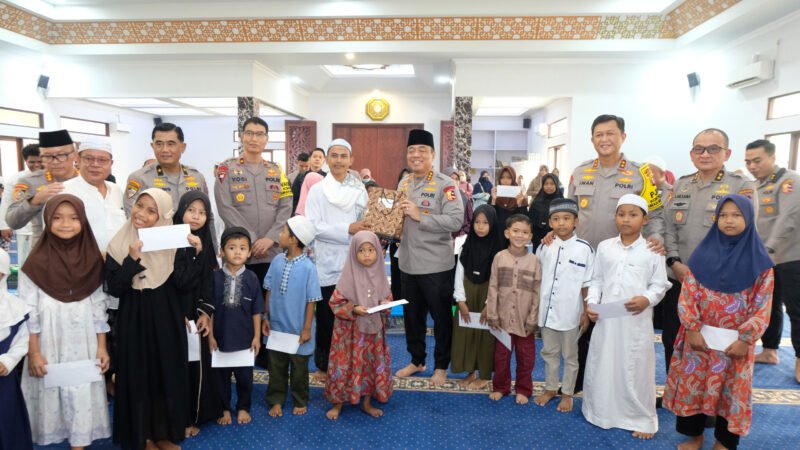 Singgah di Masjid Natabel Jannah, Wakapolri Komjen Dedi Prasetyo Berbagi Santunan dan Jumat Berkah