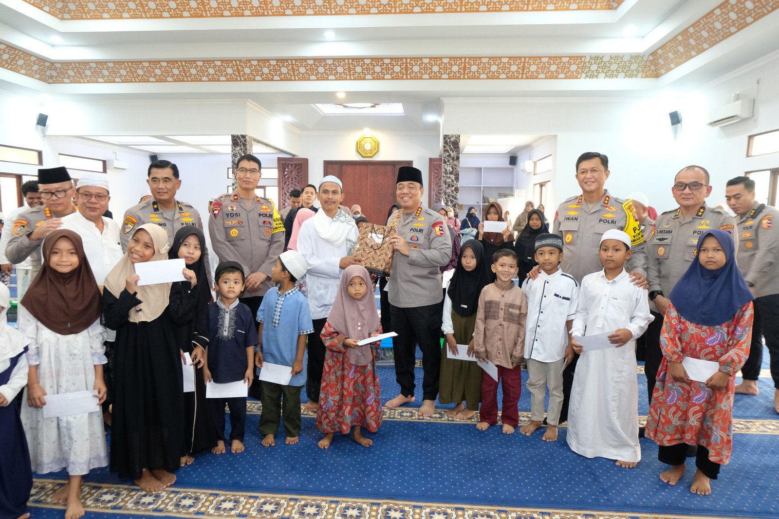 Singgah di Masjid Natabel Jannah, Wakapolri Komjen Dedi Prasetyo Berbagi Santunan dan Jumat Berkah