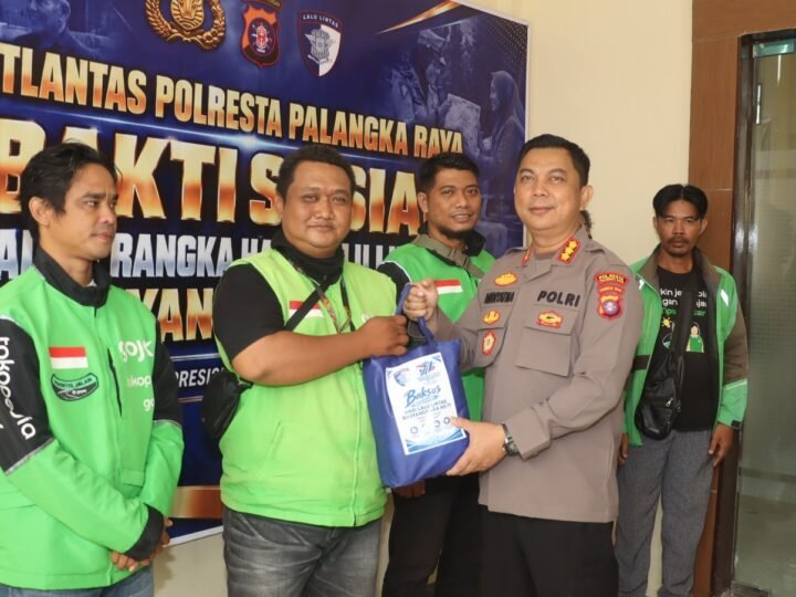 Momen Hari Lalu Lintas Bhayangkara ke-71, Kapolresta Palangka Raya Serahkan Bansos ke Para Ojol