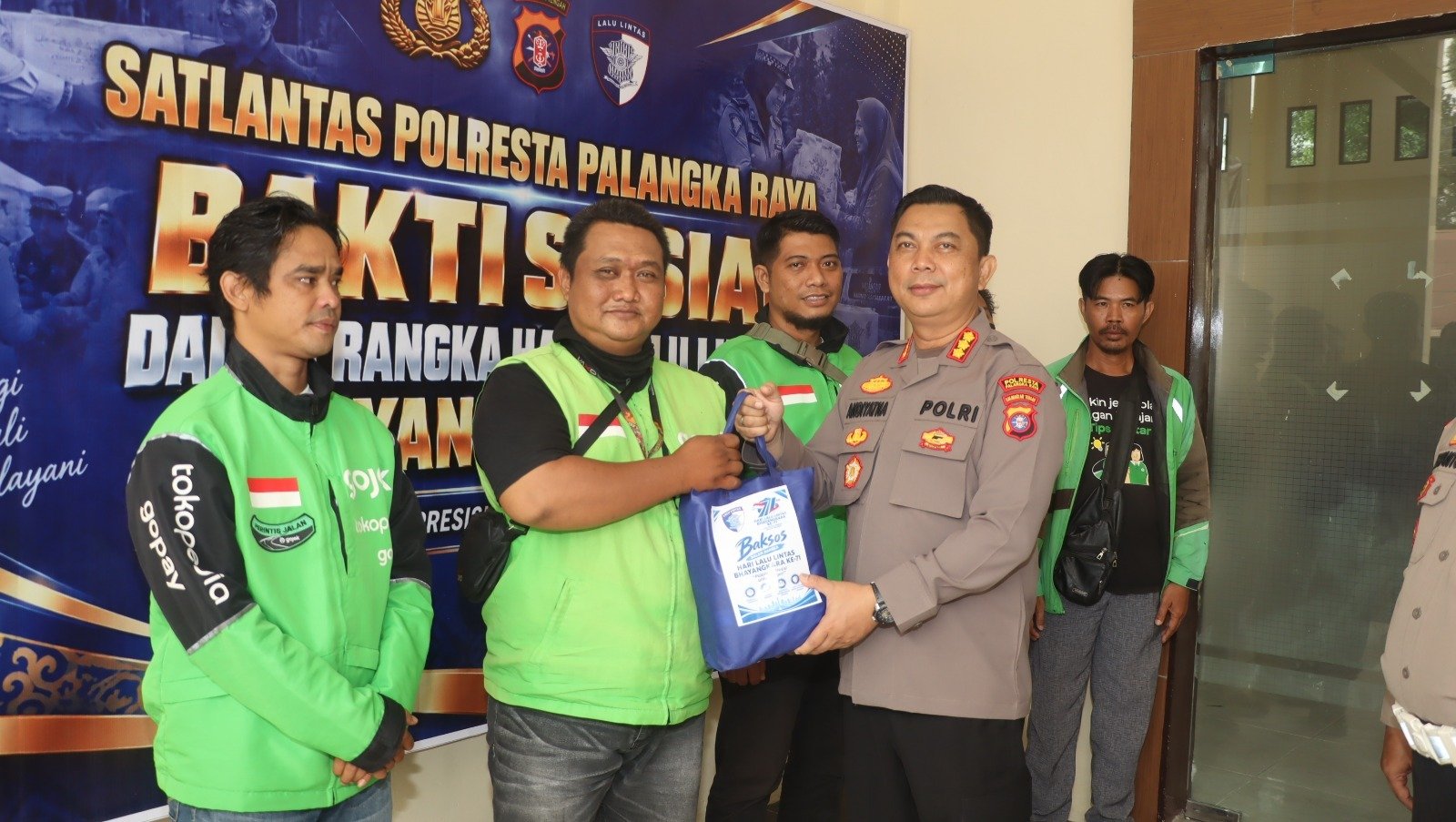 Momen Hari Lalu Lintas Bhayangkara ke-71, Kapolresta Palangka Raya Serahkan Bansos ke Para Ojol