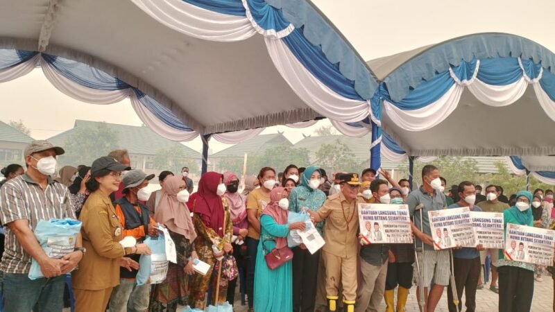 Gubernur Kalteng Salurkan Bantuan bagi Warga Terdampak Karhutla, Polsek Pahandut Pastikan Kegiatan Berjalan Aman