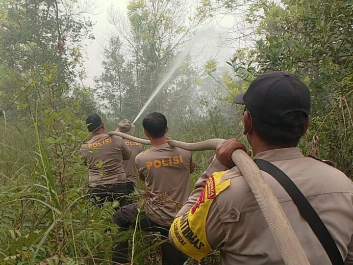 Polsek Sabangau Lakukan Pemadaman dan Pendinginan Karhutla di Jalan Manduhara