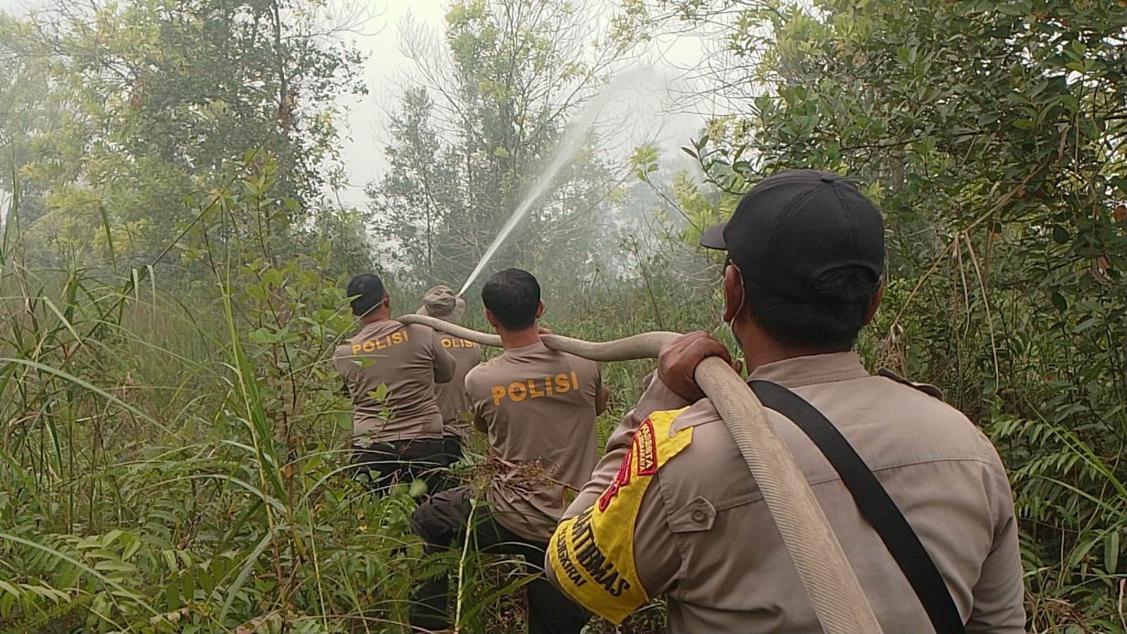 Polsek Sabangau Lakukan Pemadaman dan Pendinginan Karhutla di Jalan Manduhara